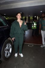 Tamanna Bhatia in green at Airport on 23 May 2023 (18)_646ded8e82bb8.jpg