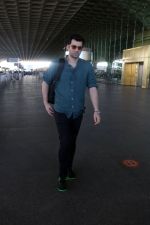 Karan Deol at Airport on 25 May 2023 (3)_646ee7d578e15.jpg