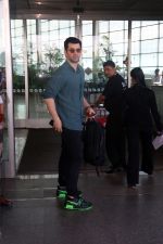 Karan Deol at Airport on 25 May 2023 (8)_646ee7df3250e.jpg