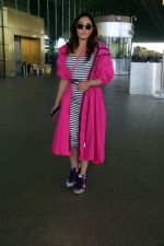 Khushali Kumar wearing a stylish pink coat and sunglasses in a pair of purple high top sneakers (12)_646f31c1f3a9c.jpg