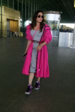 Khushali Kumar wearing a stylish pink coat and sunglasses in a pair of purple high top sneakers (13)_646f31bf6a1da.jpg