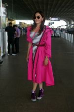 Khushali Kumar wearing a stylish pink coat and sunglasses in a pair of purple high top sneakers (2)_646f31d78e419.jpg