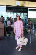 Parineeti Chopra wearing a bright pink dress white shoes sunglasses Burberry Horseferry Print Canvas leather handbag (15)_646f6d40dfae5.jpg