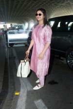 Parineeti Chopra wearing a bright pink dress white shoes sunglasses Burberry Horseferry Print Canvas leather handbag (3)_646f6d3167cbd.jpg
