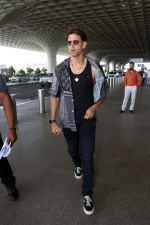 Hrithik Roshan in black teas unbuttoned shirt dark blue jeans and Converse Cons One Star Pro OX Shoes (10)_647205bbe585c.jpg