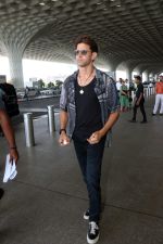 Hrithik Roshan in black teas unbuttoned shirt dark blue jeans and Converse Cons One Star Pro OX Shoes (13)_647205c2b1823.jpg