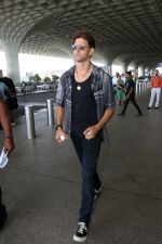 Hrithik Roshan in black teas unbuttoned shirt dark blue jeans and Converse Cons One Star Pro OX Shoes (14)_647205c4d9bef.jpg