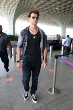 Hrithik Roshan in black teas unbuttoned shirt dark blue jeans and Converse Cons One Star Pro OX Shoes (16)_647205c94c12a.jpg