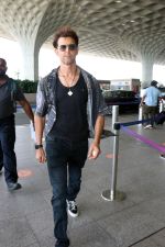 Hrithik Roshan in black teas unbuttoned shirt dark blue jeans and Converse Cons One Star Pro OX Shoes (2)_647205ad380ea.jpg