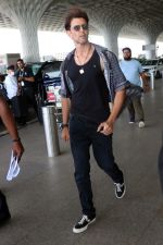 Hrithik Roshan in black teas unbuttoned shirt dark blue jeans and Converse Cons One Star Pro OX Shoes (4)_647205b1810a3.jpg