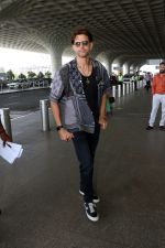 Hrithik Roshan in black teas unbuttoned shirt dark blue jeans and Converse Cons One Star Pro OX Shoes (9)_647205b9a0a05.jpg