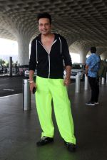 Krushna Abhishek in a black laced coat and fluorescent green pants and black sneakers (18)_64718dcc96272.jpg