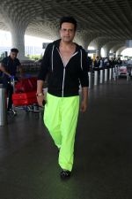 Krushna Abhishek in a black laced coat and fluorescent green pants and black sneakers (20)_64718dba00800.jpg