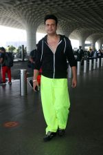 Krushna Abhishek in a black laced coat and fluorescent green pants and black sneakers (21)_64718dbc71d8d.jpg