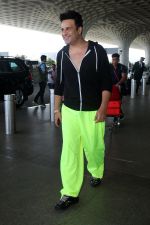 Krushna Abhishek in a black laced coat and fluorescent green pants and black sneakers (3)_64718d8c8dcc5.jpg