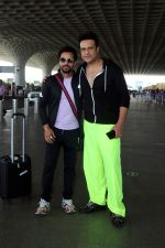 Krushna Abhishek in a black laced coat and fluorescent green pants and black sneakers (5)_64718d9321aef.jpg