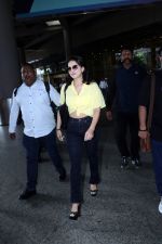 Sunny Leone is dressed in a yellow shirt blue jeans sunglasses and black high heels (10)_6474235d7f7a3.jpg