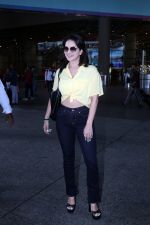 Sunny Leone is dressed in a yellow shirt blue jeans sunglasses and black high heels (16)_6474238197b50.jpg