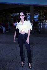 Sunny Leone is dressed in a yellow shirt blue jeans sunglasses and black high heels (17)_647423884fa1a.jpg