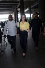 Sunny Leone is dressed in a yellow shirt blue jeans sunglasses and black high heels (2)_64742321754fa.jpg