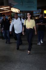 Sunny Leone is dressed in a yellow shirt blue jeans sunglasses and black high heels (25)_647423c3cdb30.jpg