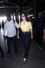 Sunny Leone is dressed in a yellow shirt blue jeans sunglasses and black high heels (6)_6474233e844d6.jpg