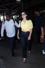 Sunny Leone is dressed in a yellow shirt blue jeans sunglasses and black high heels (9)_64742355db312.jpg