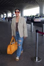 Gauahar Khan holding Villette Tote Bag wearing Gazelle Gucci Mesa White Red shoes, Balmain distressed effect finish jeans, overcoat and sunglasses (12)_6475d3dfeb233.jpg