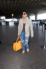Gauahar Khan holding Villette Tote Bag wearing Gazelle Gucci Mesa White Red shoes, Balmain distressed effect finish jeans, overcoat and sunglasses (14)_6475d3ca63aec.jpg