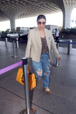 Gauahar Khan holding Villette Tote Bag wearing Gazelle Gucci Mesa White Red shoes, Balmain distressed effect finish jeans, overcoat and sunglasses (16)_6475d3b4a9d67.jpg