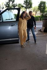 Janhvi Kapoor holding Tas Goyard Saint Louis PM Tote handbag wearing light brown shirt and wide pants and Meya light green genuine suede leather loafer shoes (14)_6475cfd1a63f6.jpg