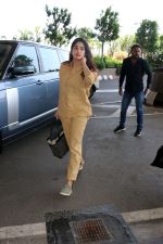 Janhvi Kapoor holding Tas Goyard Saint Louis PM Tote handbag wearing light brown shirt and wide pants and Meya light green genuine suede leather loafer shoes (2)_6475cfe8d7e66.jpg