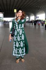 Palak Tiwari dressed in Shia Modal Green Chikankari Kurti Palazzo complimented by golden sandals (12)_64775c465e6cf.jpg