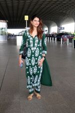 Palak Tiwari dressed in Shia Modal Green Chikankari Kurti Palazzo complimented by golden sandals (13)_64775c4914772.jpg