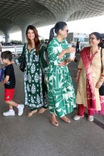 Palak Tiwari dressed in Shia Modal Green Chikankari Kurti Palazzo complimented by golden sandals (3)_64775c31a8058.jpg