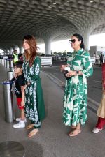 Palak Tiwari dressed in Shia Modal Green Chikankari Kurti Palazzo complimented by golden sandals (6)_64775c37da149.jpg
