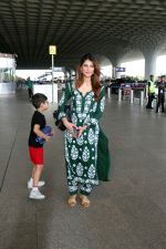 Palak Tiwari dressed in Shia Modal Green Chikankari Kurti Palazzo complimented by golden sandals (7)_64775c3ac3fa7.jpg