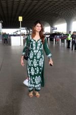 Palak Tiwari dressed in Shia Modal Green Chikankari Kurti Palazzo complimented by golden sandals (8)_64775c3d9f83f.jpg