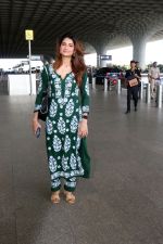Palak Tiwari dressed in Shia Modal Green Chikankari Kurti Palazzo complimented by golden sandals (9)_64775c408dd51.jpg