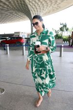 Shweta Tiwari dressed in Green colored collared maxi complemented by pink sandals