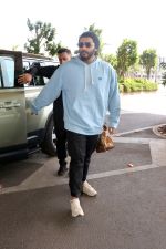 Arjun Kapoor with sunglasses on wearing Powder Blue Hooded Sweatshirt and black sweatpant, white sneakars and beanie cap (4)_6478273372c58.jpg