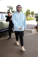 Arjun Kapoor with sunglasses on wearing Powder Blue Hooded Sweatshirt and black sweatpant, white sneakars and beanie cap (6)_647827376377e.jpg