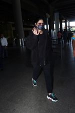 Katrina Kaif, dressed in black and wearing sunglasses and a mask, seen sporting Nike shoes (10)_64783968f3144.jpg