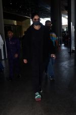 Katrina Kaif, dressed in black and wearing sunglasses and a mask, seen sporting Nike shoes (11)_6478396a921cc.jpg