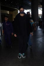 Katrina Kaif, dressed in black and wearing sunglasses and a mask, seen sporting Nike shoes (12)_6478396b1fb77.jpg