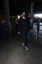 Katrina Kaif, dressed in black and wearing sunglasses and a mask, seen sporting Nike shoes (3)_6478395d879db.jpg
