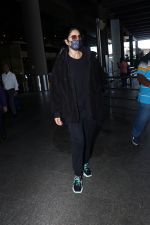 Katrina Kaif, dressed in black and wearing sunglasses and a mask, seen sporting Nike shoes (7)_647839653cf24.jpg