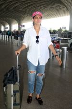 Kubbra Sait in white shirt jeans pant, pink cap wearing Aldo Valenaclya chain loafers in black patent (8)_6478700c93d97.jpg