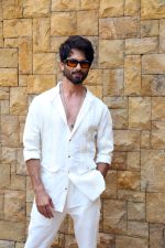 Shahid Kapoor dressed in white shirt and pant and sunglasses promoting his film Bloody Daddy (11)_647873d42d30b.jpg