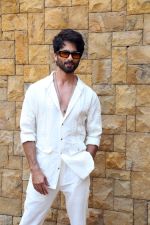Shahid Kapoor dressed in white shirt and pant and sunglasses promoting his film Bloody Daddy (12)_647873d63ae72.jpg